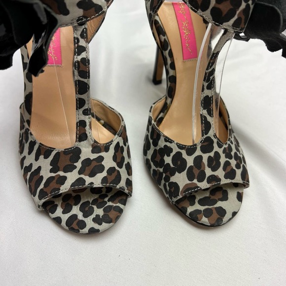 Betsey Johnson Stiletto T Strap Leopard Print Women’s 7 Patent Leather Flower - Picture 3 of 11